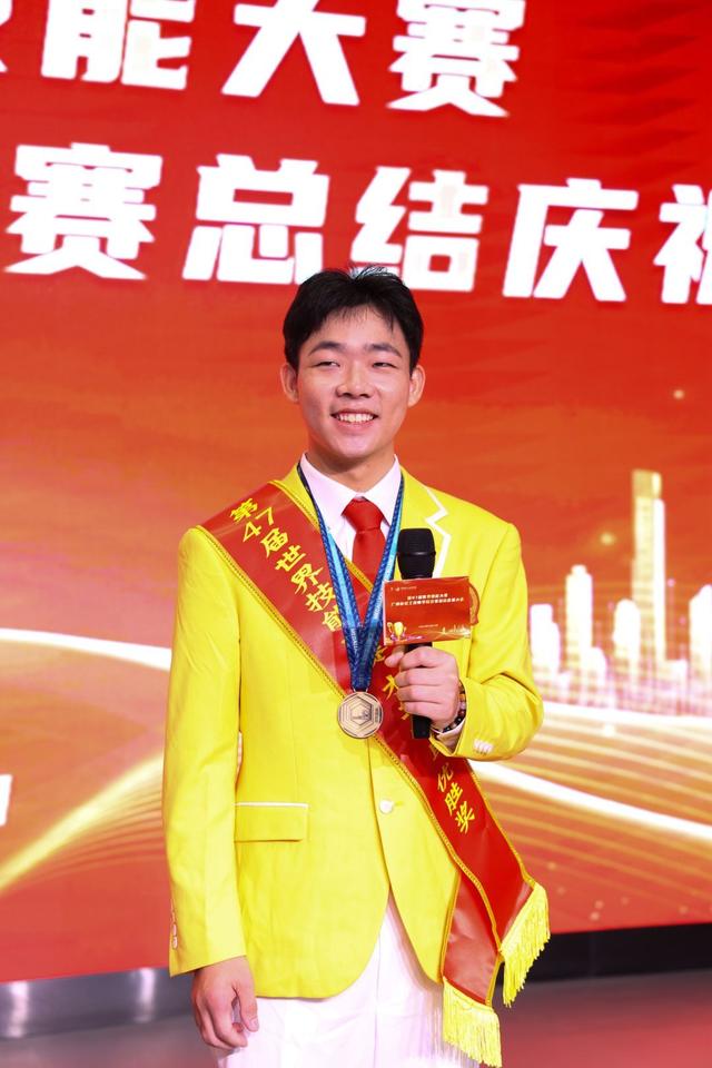 世赛冠军回校接受嘉许，新生：“他是我的偶像，希望自己也能多参加技能竞赛”
