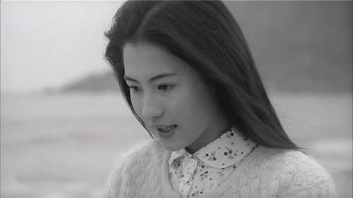 张柏芝晒与弟弟旧照 面容清秀鼻子挺翘