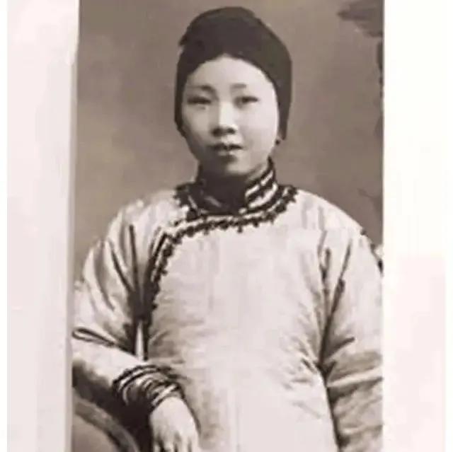 她普通无名，为国家生一栋梁，章显了“母凭子贵”，被历史铭记