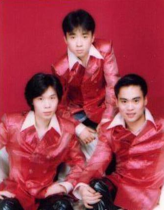 曾经红透一时的青春偶像组合，解散后为了生计沦为油漆工