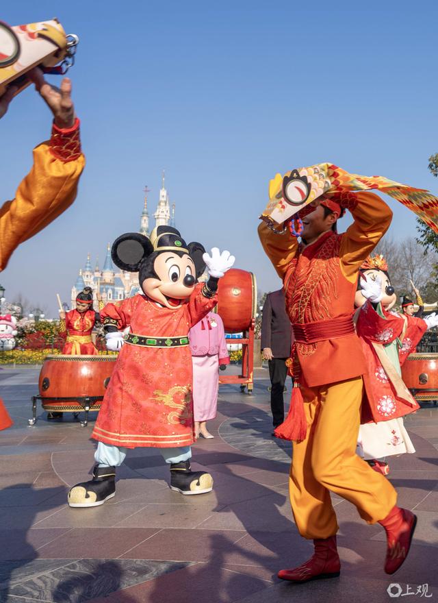 祥蛇贺新春，米奇米妮身着中式新年装迎客