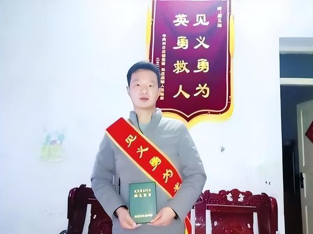 22年河南小伙跳河救人，体力耗尽留遗言，被救女子不放手让一起走