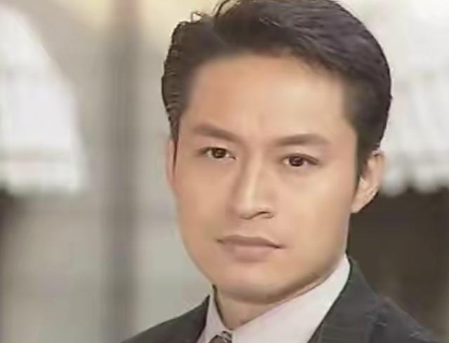 60岁马景涛来内地捞金，弯腰感谢网红显谦卑，美女相伴喝到脸通红