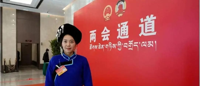 刀郎关系真相揭晓三个月后，云朵盛大现身，她不仅参与了两会