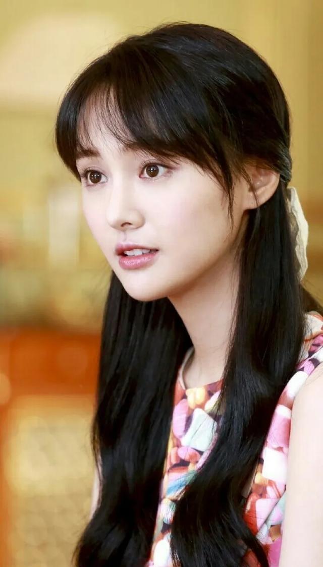 郑爽：从顶流到“老赖”人生崩塌背后的原生家庭、金钱与道德困局