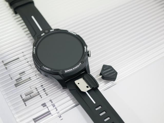 双摄像头可拍照，64GB+触摸屏的手表你见过吗？Jeep黑骑士评测