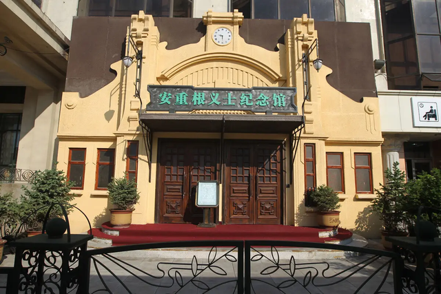 不起眼的小人物,却一次干翻了六个日本少将,比神剧还神