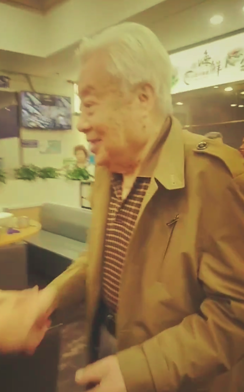 82岁“如来”近况曝光，满头白发身形圆润，精神抖擞烟不离手