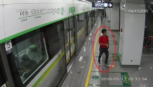 警惕这个陌生男子撩起女孩裙子，狠狠摸了一把！