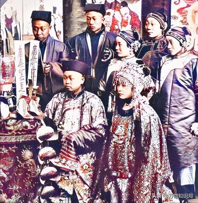 晚清老照片：男男女女挤在一起打麻将，囚徒感觉丢脸躲避镜头