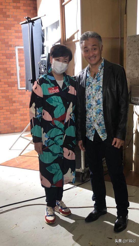 变胖也没所谓！与邓萃雯一吻泯恩仇的商天娥与老公恩爱牵手逛街