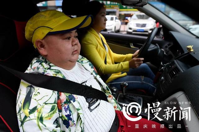 身高1米2奋斗出7套房 漂亮老婆说：不图他钱，图人