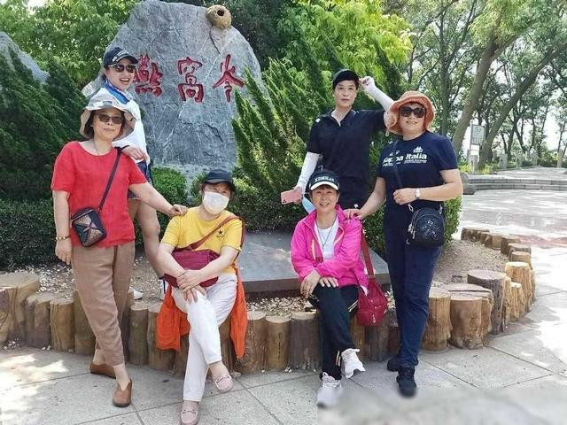 公公照看儿媳不避嫌，故意盯着儿媳哺乳谁不是掀起衣服喂奶？