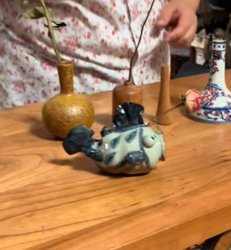 铁兜和胡老师：靠“谎报”价格吸粉500万，真实身份曝光不简单？