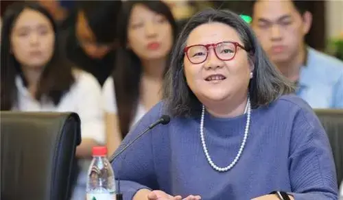 “名门痞女”洪晃：跟外交部打官司，因一辆加长林肯车看透陈凯歌