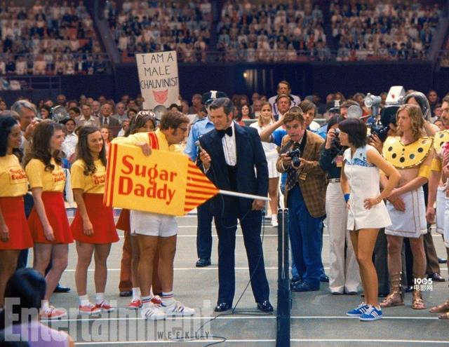 《性别之战》新剧照 艾玛·斯通球场对峙卡瑞尔