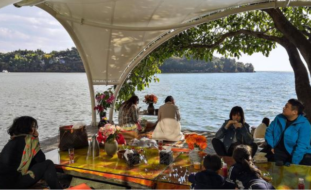 杨丽萍的太阳宫,以前淡季一晚4000元,如今参观要100元买杯咖啡