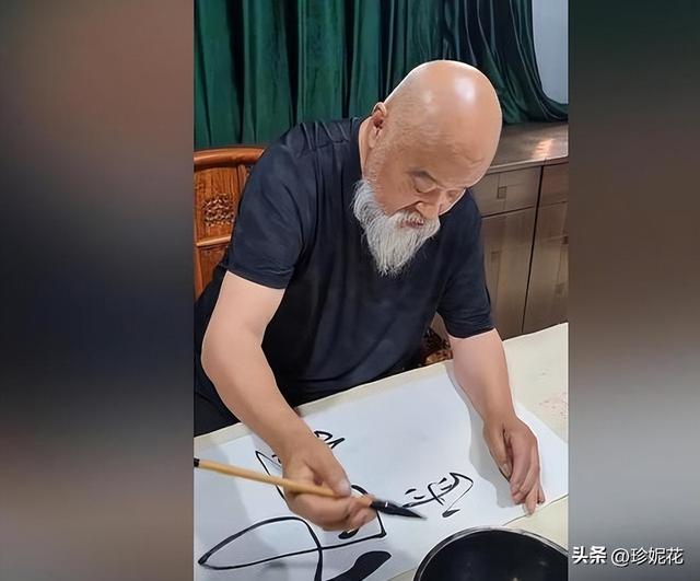 演员李琦不顾医生劝阻,每天2包烟加顿顿8两白酒,如今身体咋样了