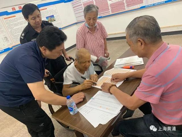 上海1家3口挤30平老房,1米8儿子谈吹“一个排”女友