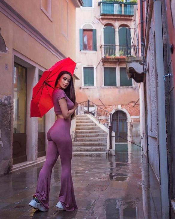 蜜瓜美臀+“胸”猛欧派!意大利辣妹Eleonora性感私照