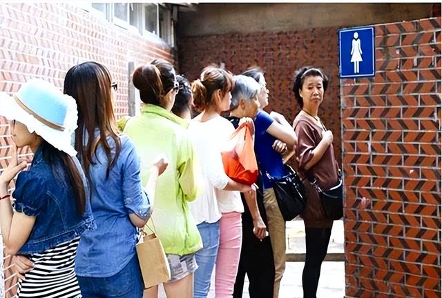 为什么女厕所总是排长队，她们上厕所时在干嘛？不只是生理原因