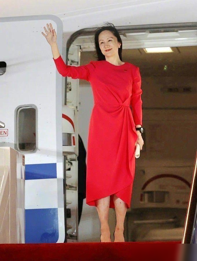 看了董卿,再看孟晚舟:才发现有品位的女人,都不穿短裙配丝袜