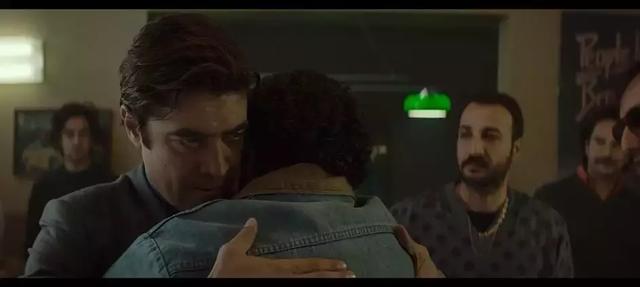 110分钟全程屏息，这是我看过最「骚」的黑帮片