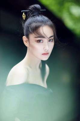 张馨予床照(前有吴卓羲晒床照，后有李晨送石心，35F张馨予傲人身材惹人爱)