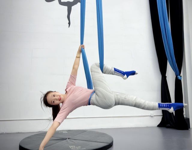 “南艺校花”刘露的堕落史：曾叫嚣警察被拘留，人狂必定有天收