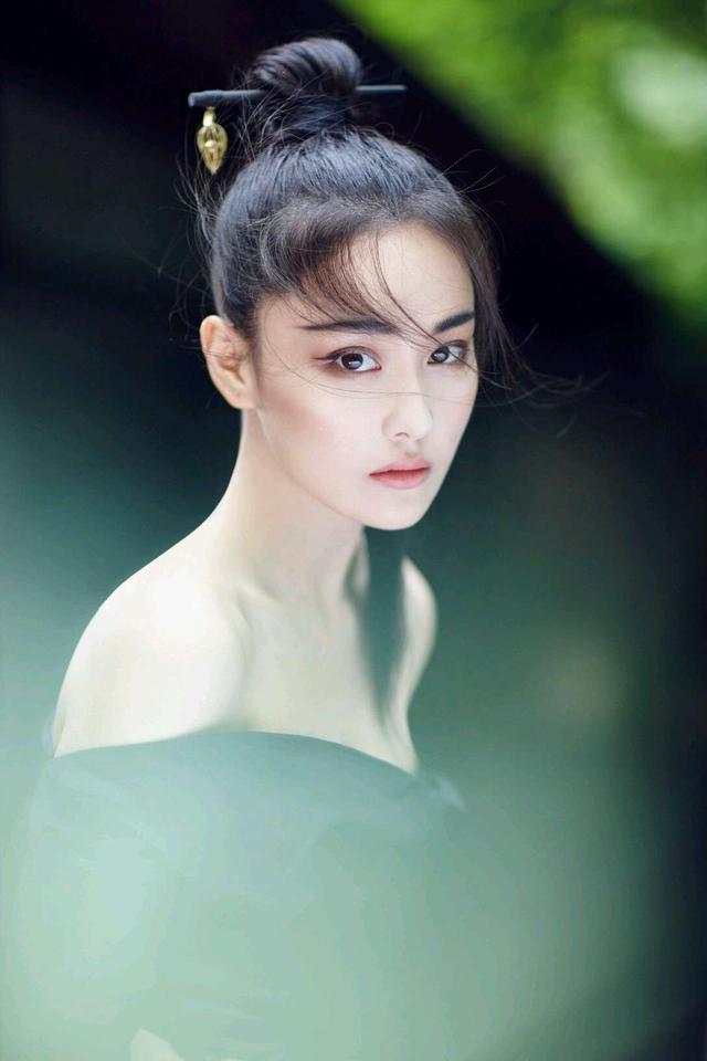 前有吴卓羲晒床照，后有李晨送石心，35F张馨予傲人身材惹人爱