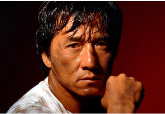 破防了！成龙近照断崖式衰老，头发花白老态龙钟，网友：接受不了