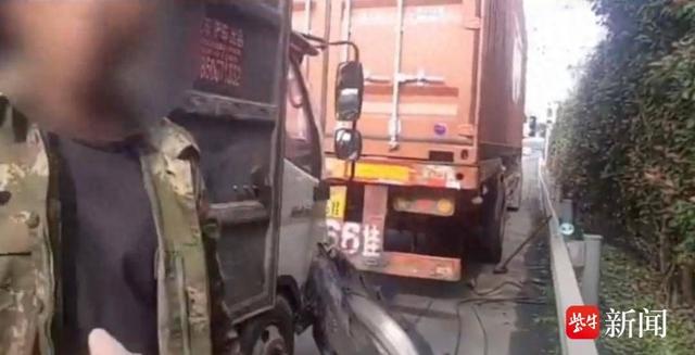 视频∣车爆胎竟直接喊人上高速补胎，交警紧急叫停