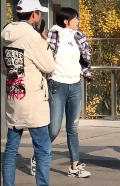 蒋欣和杨紫同框，身宽体大太壮实，果然90斤的脸140斤的身材