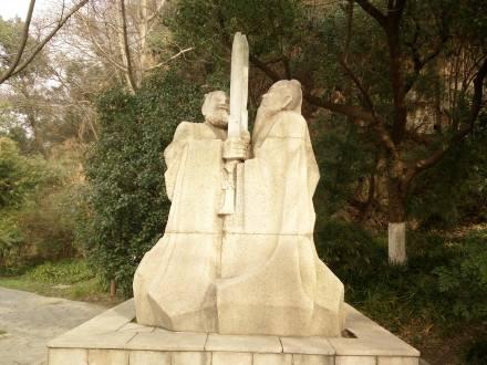 三国有块石头叫“恨石”，刘备、孙权都曾用剑砍过它