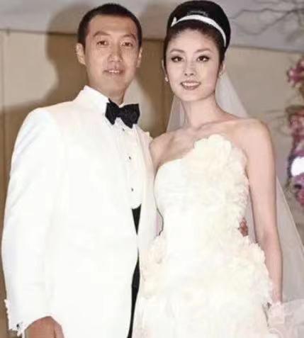 “百亿天后”陈慧琳近照曝光，49岁皮肤白嫩，被富豪老公宠成少女