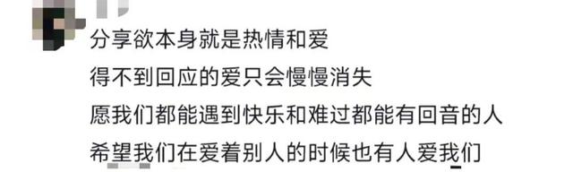 “你说（嚼嚼嚼），学校门口的（嚼嚼嚼）鸡公煲（嚼嚼嚼），咋这么好吃呢”