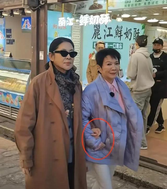 刘晓庆和倪萍蔡明逛街，160身高遭质疑，网友：为啥比蔡明低一头