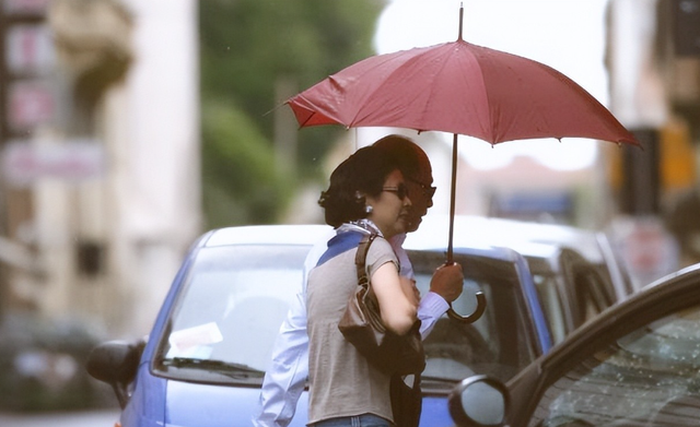 相伴30余年，李嘉诚仍不敢将周凯旋娶进门，背后原因没有那么简单