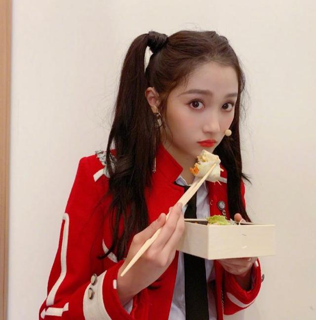 关晓彤晒童年照，和小时候绑同款双马尾，“国民闺女”从小美到大