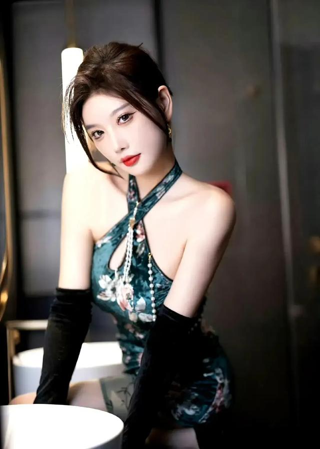 杨晨晨性感写真，女娇娥媚而不俗，身材与颜值肆意绽放