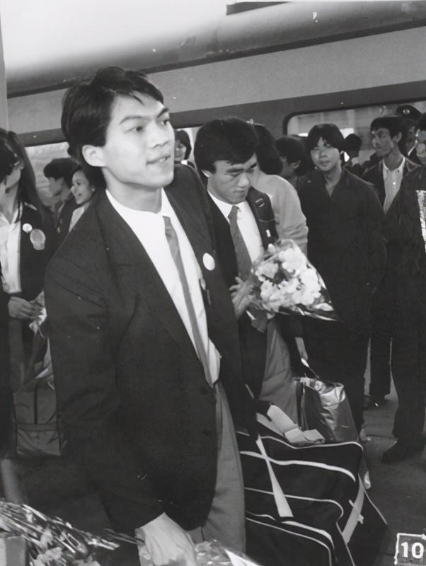 25岁退役的广东乒乓男神,妻子是百花影后,一家四口都颜值超高