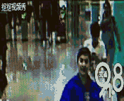 警惕这个陌生男子撩起女孩裙子，狠狠摸了一把！