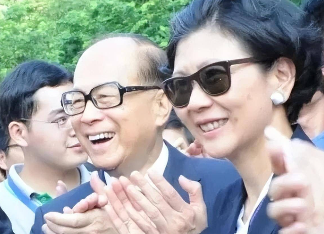 相伴30余年，李嘉诚仍不敢将周凯旋娶进门，背后原因没有那么简单