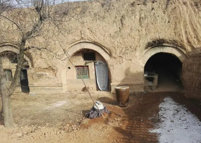 “草根歌手”王二妮和李飞结婚9年，她初心不改，他却像换了个人