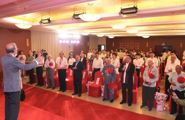 在96岁的曹鹏的指挥下，他们大声合唱《没有共产党就没有新中国》