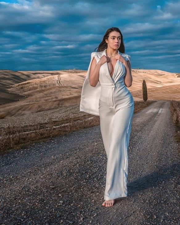 蜜瓜美臀+“胸”猛欧派!意大利辣妹Eleonora性感私照