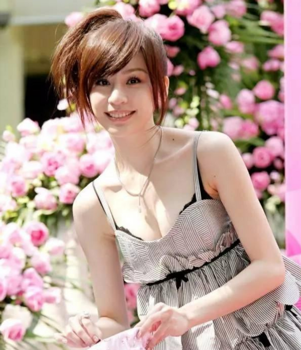 38岁王心凌晒健身美照，四肢瘦成杆蚂蚁腰吸睛，笑容僵硬脸显老