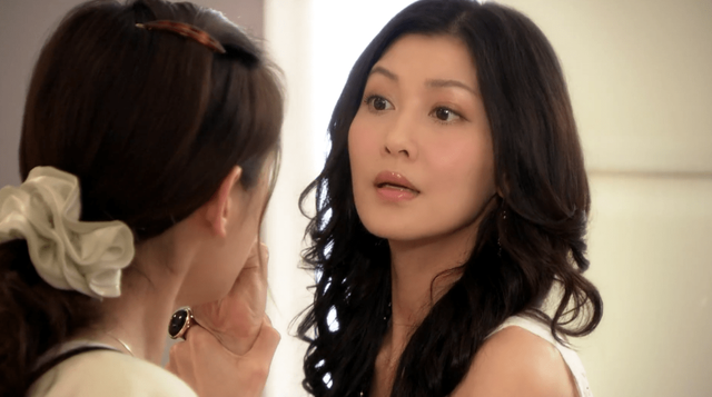 38岁香港知名女星为男网红夹菜擦嘴引热议，网友：为钱没有底线吗