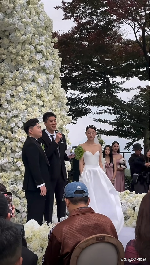 笑喷!郭艾伦出席千万网红百乔小雪婚礼,西装笔挺像新郎百乔成司仪