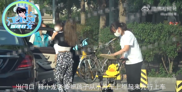 释小龙一家三口罕同框！娇妻秀身材凹凸有致，女儿左摇右摆学走路